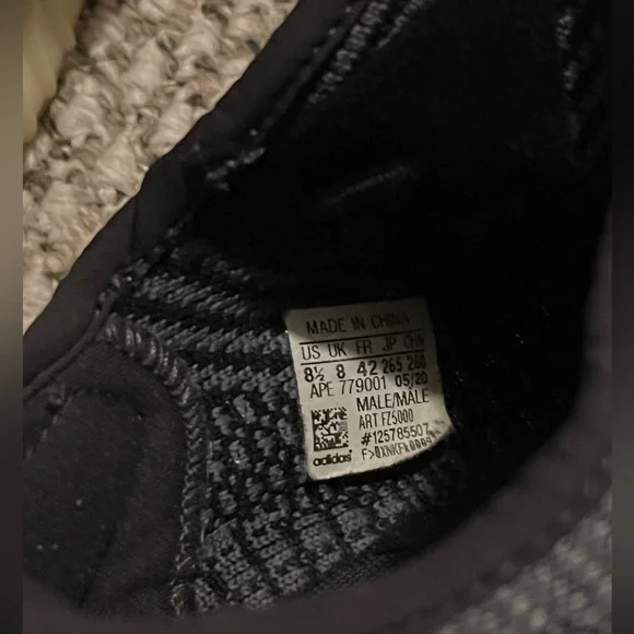 adidas Yeezy Boost 350 V2 Carbon - Picture 8 of 14